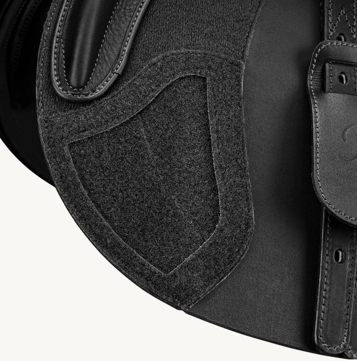 Bates Apex Jumping Saddle Cair Classic Black [:42cm 16.5"]